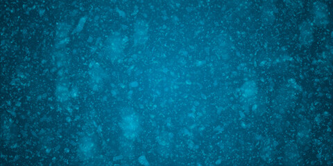 Naklejka premium Fondo navideño azul en degradado con copos de nieve difuminados y destellos de luz invernal