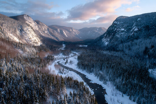 Vall&eacute;e de la Jacques-Cartier en hiver avec rivi&egrave;res couverte de neige et vue sur les montagnes. Parc National de la Jacques-Cartier, QC. Canada