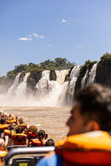 Gente disfrutando de las cascadas en un bote 