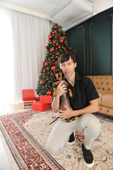homem com cachorro fofo no natal 