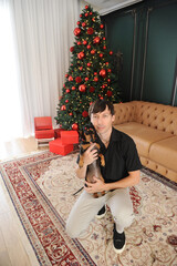 homem com cachorro fofo no natal 