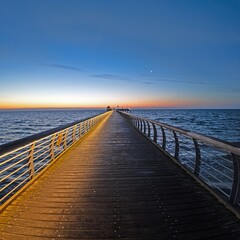 Fototapeta premium Symmetry on Groemitz pier at dusk