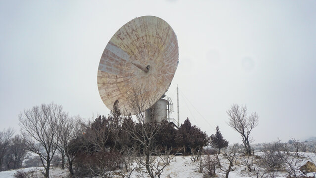 A radio telescope is an instrument for studying signals from the depths of the universe.
