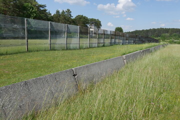 Grenzzaun der DDR-Grenze am Point Alpha in Geisa mit Fahrzeugsperre