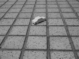 タイル地面に置かれたミニチュアカーの俯瞰イメージ