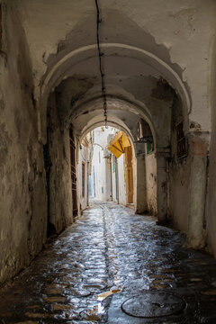 Ruelle sous voute dans la m&eacute;dina de Tunis