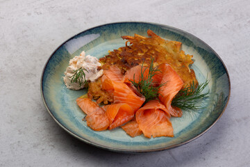 Lachsstreifen auf einem Reibekuchen, mit Dill und Sahnedipp