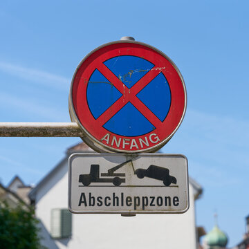 Halteverbotsschild und Schild mit der Aufschrift Abschleppzone in der Innenstadt von Bregenz in &Ouml;sterreich