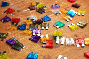 Bunte Flachsicherungen mit Ampere Kennzeichnungen f&uuml;r den Schutz von Auto-Stromkreisen.