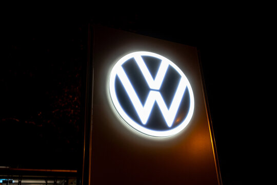 siegen, nrw, germany - 17 12 2025: a modern volkswagen sign in the dark