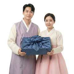 선물상자를 들고 명절인사 하는 가족 - 명절선물세트