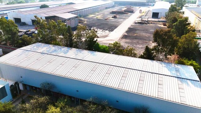 Vista a&eacute;rea de nave industrial con techo de l&aacute;mina