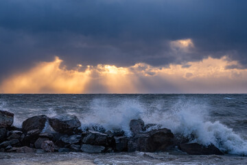 Obraz premium Storm waves against the sunset