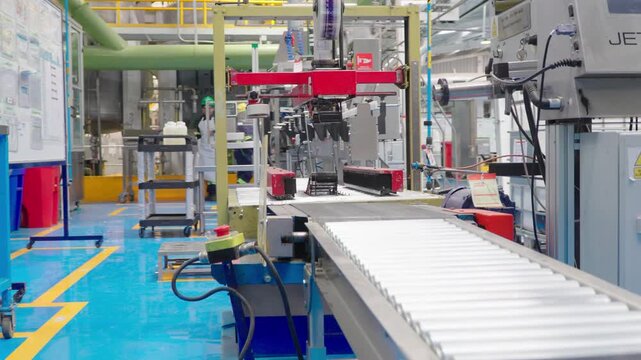 L&iacute;nea de producci&oacute;n industrial con banda transportadora