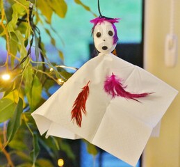 &Auml;ngstliche Federnfee h&auml;ngt in Gr&uuml;npflanze