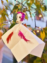 &Auml;ngstliche Federnfee h&auml;ngt in Gr&uuml;npflanze