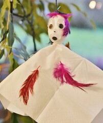 &Auml;ngstliche Federnfee h&auml;ngt in Gr&uuml;npflanze