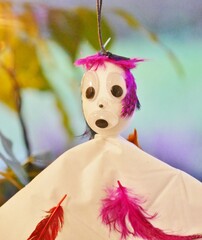 &Auml;ngstliche Federnfee h&auml;ngt in Gr&uuml;npflanze