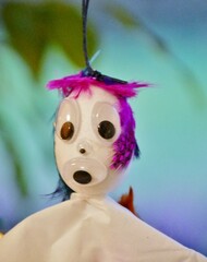 &Auml;ngstliche Federnfee h&auml;ngt in Gr&uuml;npflanze