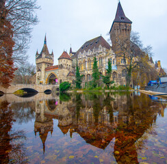 Obraz premium Vajdahunyad Castle with waterfront in Budapest at christmas time. Amazing Reflection.