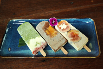 Matcha strawberry ice cream,Chocolate ice cream with fresh banana pieces Yogurt ice cream with fresh figs, served on a stick.