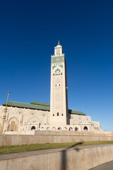 Fototapeta premium scenic view of the Hassan II Mosque, located on the coast of the Atlantic Ocean in Casablanca, Morocco