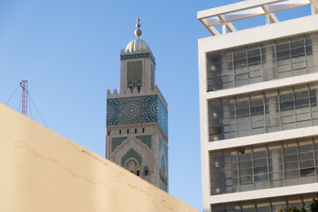 Obraz premium scenic view of the Hassan II Mosque, located on the coast of the Atlantic Ocean in Casablanca, Morocco