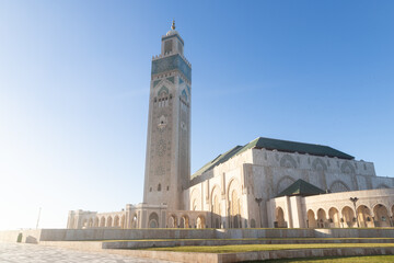 Fototapeta premium scenic view of the Hassan II Mosque, located on the coast of the Atlantic Ocean in Casablanca, Morocco