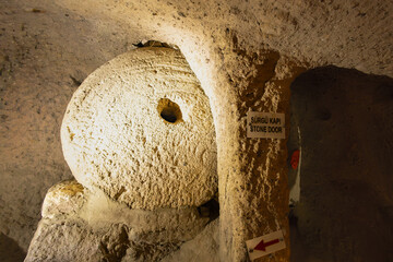 トルコのカイマクル地下都市石の扉