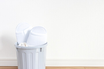 ゴミ箱に入った使い捨てのスリッパ