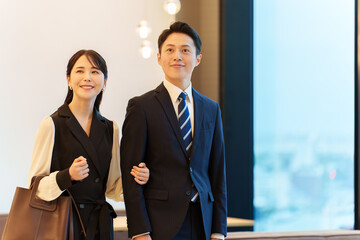 カップル　夫婦　デート　エスコート