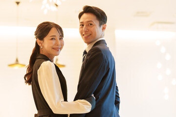 カップル　夫婦　デート　エスコート