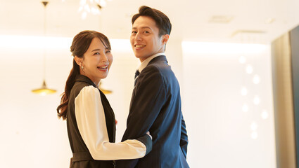 カップル　夫婦　デート　エスコート