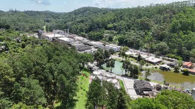 Vis&atilde;o v&iacute;deo 4k a&eacute;rea de planta petroqu&iacute;mica mostra equipamentos industriais, estruturas met&aacute;licas e &aacute;reas produtivas, representando a escala e complexidade da produ&ccedil;&atilde;o industrial.