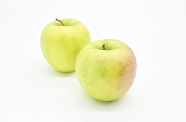白背景の新鮮なグラニースミスの青りんご