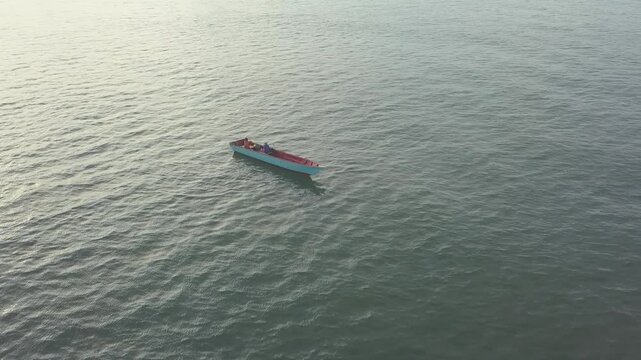 perahu di laut