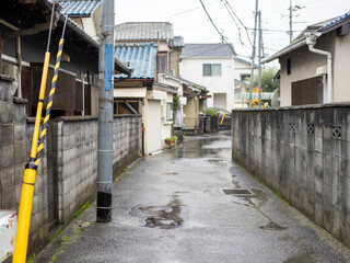 雨が降る住宅密集地の風景