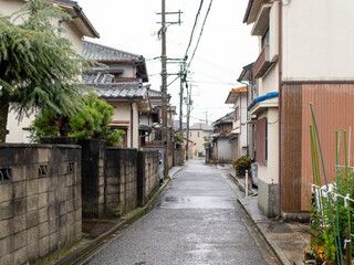 雨が降る住宅密集地の風景