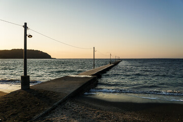 Obraz premium 日本千葉県の岡本桟橋からの夕日