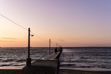日本千葉県の岡本桟橋からの夕日