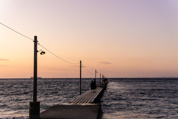 Obraz premium 日本千葉県の岡本桟橋からの夕日