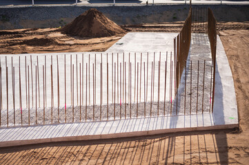 Fundment mit Bewehrungstahl f&uuml;r den n&auml;chsten Bauabschnitt