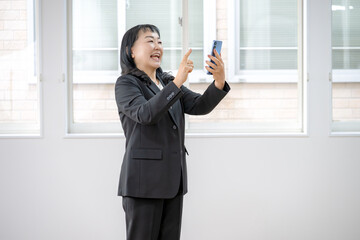 スマホをチェックする女性