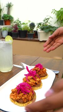 comida mexicana sope cochinita pibil tradicional con cebolla morada encurtida / Traditional cochinita pibil with pickled red onion	