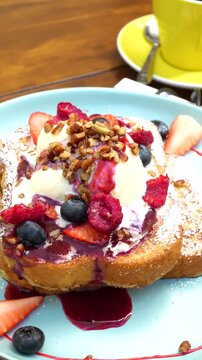 Postre artesanal con frutos rojos y glaseado cremoso / Homemade dessert with red berries and creamy glaze