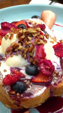 Postre artesanal con frutos rojos y glaseado cremoso / Homemade dessert with red berries and creamy glaze