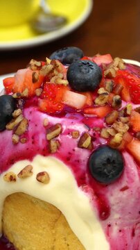 Postre artesanal con frutos rojos y glaseado cremoso / Homemade dessert with red berries and creamy glaze
