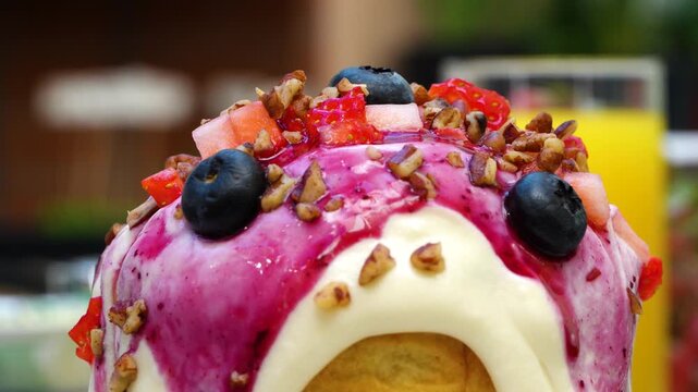 Postre artesanal con frutos rojos y glaseado cremoso / Homemade dessert with red berries and creamy glaze