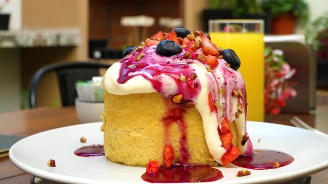 Postre artesanal con frutos rojos y glaseado cremoso / Homemade dessert with red berries and creamy glaze