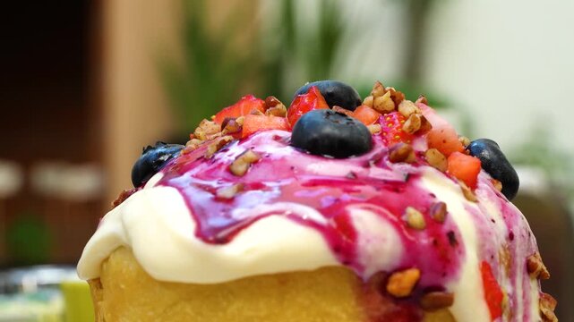 Postre artesanal con frutos rojos y glaseado cremoso / Homemade dessert with red berries and creamy glaze